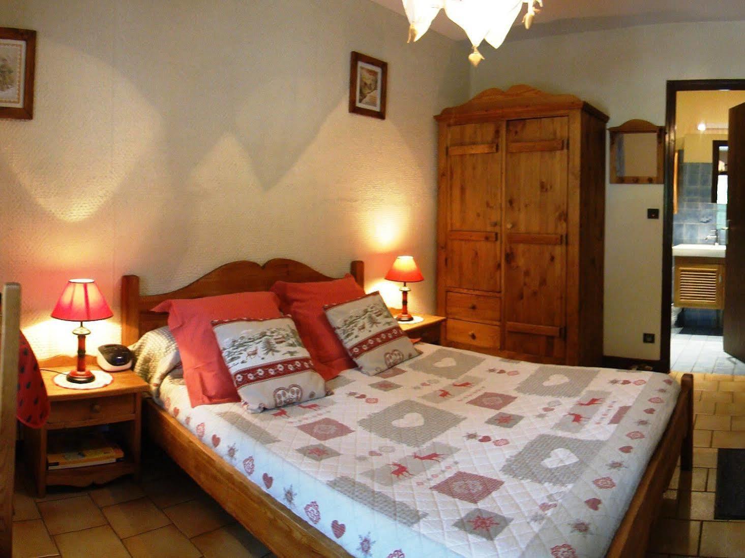 Logis Hotel Les Ancolies Arêches Екстериор снимка